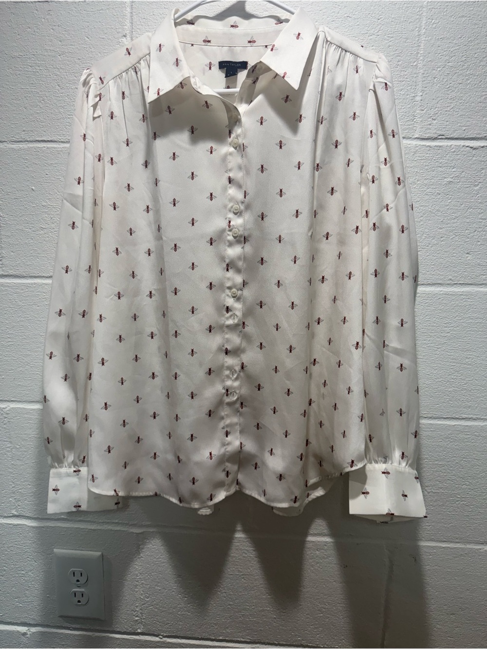 Ann Taylor Bee Print Button Front Blouse Women’s Large Ivory Long Sleeve top